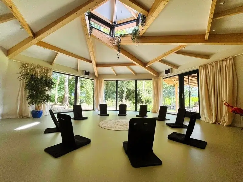 The workshop space where the activities are held during the retreat in the psilocybin retreats in the Netherlands that we offer.